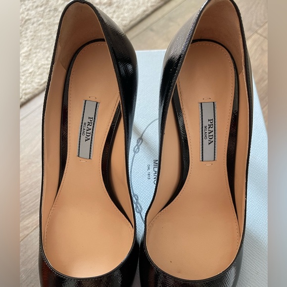 Prada Pointed Toe Saffiano Pump In Nero - Picture 4 of 7